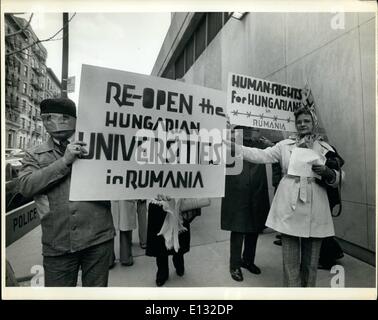 26. Februar 2012 - Menschenrechte Demonstration an der Columbia University. Mehrere hundert demonstriert gegen die brutale Unterdrückung der 3,5 Millionen Einwohner der Minderheit Rumäniens Amerikaner ungarischer Herkunft. Der Ausschuss für Menschenrechte in Rumänien kämpft gegen systematische Diskriminierung in allen Bereichen des kulturellen und wirtschaftlichen Lebens, auch gerade historische Lügen durch kommunistische Funktionäre getarnt als eine wissenschaftliche Delegationen. 31.03.77 will Mann mit Maske, Verwandten in Siebenbürgen vor Repressalien zu schützen. Stockfoto