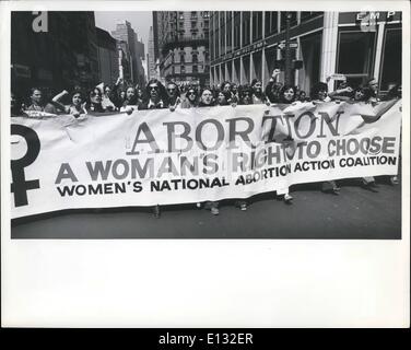 26. Februar 2012 - Frauen Lib Abtreibung Demonstration, Union Square, New York, 6. Mai 1972 Demonstration gegen die Aufhebung des Staates New York Abtreibungsgesetz. Emanze und anderen Organisation demonstriert am Union Square mit meist jungen weiblichen Demonstranten, ausgestattet mit einer Vielzahl von Schilder, Banner und Buttons für die Aufrechterhaltung des New Yorker ein Jahr alte liberale Abtreibungsgesetz. Stockfoto