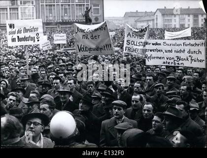 26. Februar 2012 - Versicherung gegen leere der Reform. Eine Demonstration fand in Frankfurt statt. Arbeitsminister Blank Reform berücksichtigt, dass Menschen, die krank werden, einen bestimmten Betrag zahlen sich, neben den Betrag der Versicherung zahlt ihnen. Auf Plakaten und Schildern konnte Parolen gegen das vorgeschlagene Gesetz gelesen werden. Keystone München, 19. Februar 1960 Stockfoto