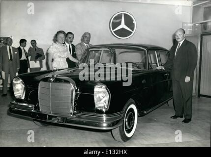 26. Februar 2012 - Einführung der neuen Mercedes. OPS: M. Charles Erntehilfe präsentiert der Presse den neuen Typ 220, die auf der Paris Motor Show gezeigt werden. Sept. 13/59 Stockfoto