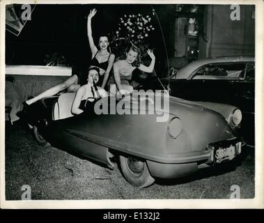 26. Februar 2012 - Einführung in das '' reinen '' Auto. Internationalen Auto-Salon In New York: Drei charmante junge Damen - L-R:-Eve Edward; Margie Evans und Moana Holt zieren die Karosserie des neuen Vaughan Motoren Vollkunststoff-Auto - bei der Eröffnung der Internationalen Automobilausstellung - jetzt statt im Grand Central Palace - New York. Stockfoto