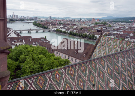 Blick auf die Donau und Basel-Stadt vom St Martin Tower, Basler Münster, Schweiz Stockfoto