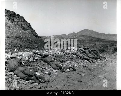 26. Februar 2012 - Jemen Ã ¢ â'¬â €œAden Grenze: Regierung Wachen legen einen Zähler Hinterhalt in Aden-Grenzland. Stockfoto