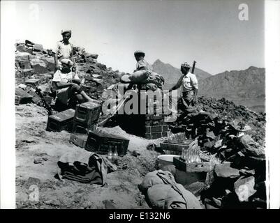 26. Februar 2012 - Jemen-Aden Grenze.: In der brillanten Licht und intensive Hitze Afen Regierung Guard Rest auf ihre Munitionskisten. Beachten Sie auch die Kisten von alkoholfreien Getränken. Stockfoto