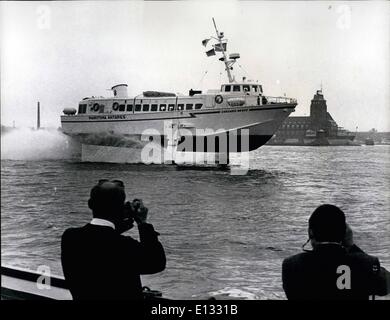 26. Februar 2012 - Deutschlands neuestes Flugzeug-Windboot für spanische Reederei gebaut.: Dieser neue Flugzeugflügelboot, genannt "Schwarzer Pirat", wird in Kürze Touristen zwischen dem spanischen Festland und der Insel Majr transportieren. Das Boot, das für eine spanische Reederei gebaut und in Deutschland gebaut wurde, ist das modernste seiner Art. Diese Kombination zwischen Schiff und Flugzeug ist in der Lage, mit beiden Arten wirtschaftlich zu konkurrieren. Das Boot hat eine Länge von 75 Fuß, 83 Bruttotonnen und trägt eine Besatzung von vier Stockfoto