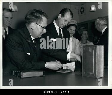 26. Februar 2012 - Herzog im Shakespeare Centre. Prinz Philip, Duke of Edinburgh, schaut das erste Folio von Shakespeares Dramen, 1623, datiert und andere seltene Bücher, in der neuen Shakespeare in Stratford Warwickshire, heute, April 23, wann er die Quartercentenary der Geburt von William Shakespeare besuchte. Die Bücher an dem Herzog zu zeigen ist Levi Fox, Direktor des Shakespeare Birthplace Trust. Stockfoto
