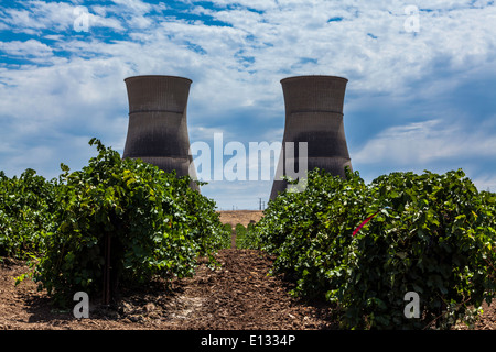 Kühltürme im stillgelegten Kernkraftwerk Rancho Seco Stockfoto