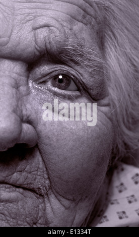 Alte ältere Auge schließen Blick auf ältere Menschen anfällig 100 Jahre älteren Dame (B&W Farben RGB-Behandlung) Stockfoto