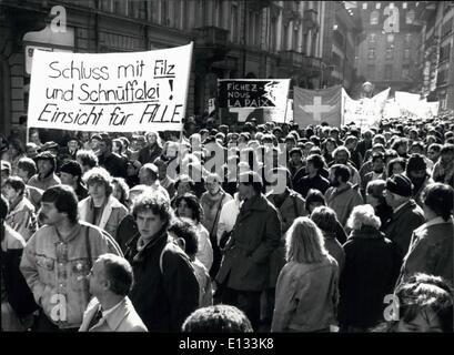 26. Februar 2012 - Demonstration gegen Sniffery: mehr als 35 000 Menschen demonstrierten für die Abschaffung der politischen Polizei in Bern/Schweiz Samstag, 4. März 1990. Teh Banner sagen: '' Sniffery und Niggard zu stoppen. Einblick in die Dateien für alle '' und '' Wer macht eine Volkszählung ausspionieren, das Volk will " Stockfoto