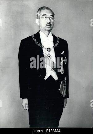 26. Februar 2012 - Japans Kaiser; Foto zeigt Kaiser Hirohito von Japan, die Europa in diesem Monat besuchen soll. Begleitet von Kaiserin Nagako, beginnen sie einen Staatsbesuch in Großbritannien am 5. Oktober 1971. Es werden zum ersten Mal in der Geschichte Japans Kaiser das Land verlassen hat. Stockfoto