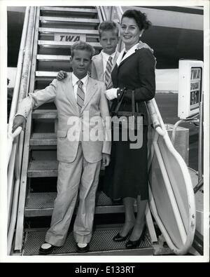 26. Februar 2012 zurück - Idlewild Airport, NY - Brenda Marshall, Ehefrau des Schauspielers William Holden, und ihre Söhne Westfield und Scott (im Zentrum) fahren nach Hollywood auf einer TWA-Super-G-Konstellation nach einem Urlaub auf den Virgin Islands. Stockfoto