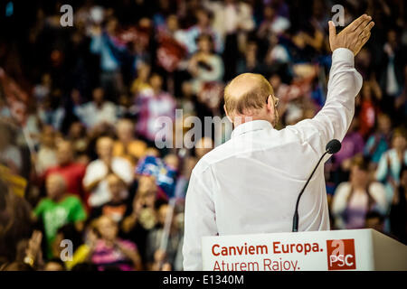 Barcelona, Spanien. 21. Mai 2014: Martin Schulz, Präsident des Europäischen Parlaments und Rennen um die Präsidentschaft der Europäischen Kommission begrüßt Fans an der zentrale Wahlversammlung des PSC in Barcelona Credit: Matthi/Alamy Live-Nachrichten Stockfoto