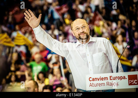 Barcelona, Spanien. 21. Mai 2014: Martin Schulz, Präsident des Europäischen Parlaments und Rennen um die Präsidentschaft der Europäischen Kommission begrüßt Fans an der zentrale Wahlversammlung des PSC in Barcelona Credit: Matthi/Alamy Live-Nachrichten Stockfoto