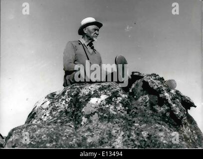 28. Februar 2012 - General Smuts auf den Tafelberg... In Erwartung der König und die Königin während königliche Tour... Typisch für die berühmte südafrikanische Premierminister General Smuts als nimmt er eine Pause auf den Tafelberg, Kapstadt, in Erwartung der Ankunft des Königs und der Königin während eines ihrer Sightseeing Touren während der südafrikanischen Studienaufenthalt. Stockfoto