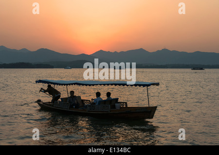 Sonnenuntergang und Boot, West Lake Hangzhou, China Stockfoto