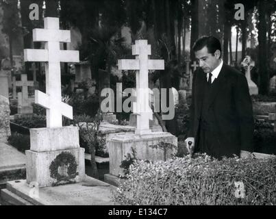 26. Februar 2012 - Rom / letzte Freund der britischen Schauspielerin Belinda Nee Journalist - Gualtiero Jacopetti im Friedhof für eine Hommage an die Urne mit der Asche von Belinda Lee gehen. Stockfoto