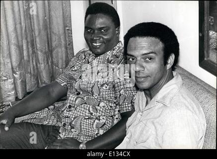 26. Februar 2012 - Dar Es Salaam, Tansania: Präsident von Ruanda, Generalmajor Juvénal Habyarimana bei seinem Treffen mit Andrew Young, der US-Botschafter bei den Vereinten Nationen. Stockfoto