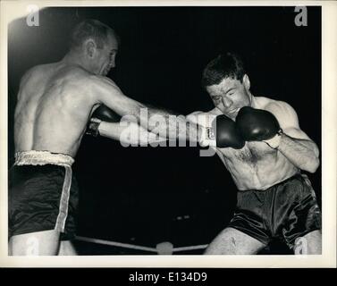 26. Februar 2012 - Curvis landet und nimmt ein Recht: britische Welterweight Champion Brian Curvis, rechts, landet mit einem Recht und nimmt Stockfoto