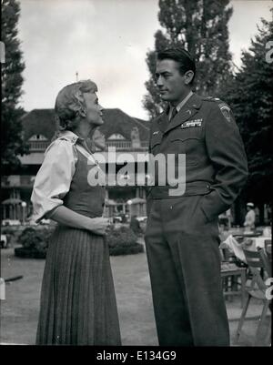 28. Februar 2012 - spricht Lieut Col. Van Dyke (Gregory Peck), die schöne Holly (Anita Bjoerk) mit denen er sich verliebt hat. In letzter Zeit entdeckt er, dass obwohl sie behauptet, dass sie ein Mitglied der Untergrundbewegung in Ost-Berlin ist sie wirklich ein russischer Agent ist. Stockfoto