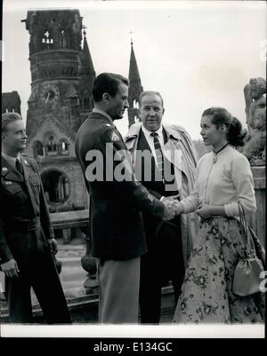 28. Februar 2012 - die letzte Szene im Film. Col, Van Dyke (Gregory Peck) schüttelt Hände mit hübschen Marianne Koch, spielt die Stockfoto