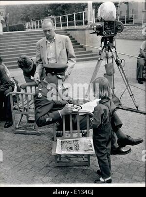 28. Februar 2012 - Gregory Peck Stars In neuen amerikanischen Film Made In Berlin: Alle Außenaufnahmen für die neue 20th Century Fox Film '' Night People'' wurden in den Straßen von Berlin und die Innenräume werden später in den Studios in Hollywood gedreht werden. Die Geschichte des Films ist hochaktuell, basierend auf den Kampf zwischen Ost- und Westdeutschland und Nunnally Johnson Regie. Eine junge G.I (Ted Avery), engagiert sich für ein deutsches Mädchen (Marianne Koch). Rückkehr in eine Nacht in der westlichen Zone ein fremder ihn ein leichtes sowie die GI fragt-Kaserne Stockfoto