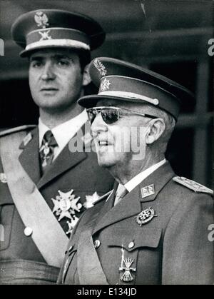 28. Februar 2012 - hat Franco schweren Herzinfarkt. 82 Jahre alten General Franco gelitten seinem zweiten Herzinfarkt in fünf Tagen, gestern. Die Madrider Regierung sagte, dass Franco eine akute Koronarinsuffizienz während eines Anfalls von Grippe erlitten hatte, und er war bereits erholt und war auf dem Rückweg zum normalen Aufgaben. Aber Gerüchte noch in Madrid letzte Nacht von Francos Tod beibehalten und es gab eine Spekulation, die Wahl des Diktators Prinz Juan Carlos, würde bald übernehmen als Staatsoberhaupt. Foto zeigt: General Franco mit seinem Nachfolger Prinz Juan Carlos, Bild genommen 1968. Stockfoto