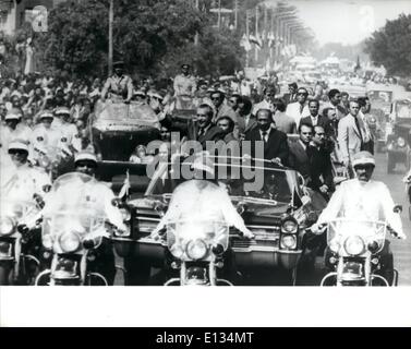 26. Februar 2012 - turbulente willkommen für Präsident Nixon während seiner besuchen zu Kairo Foto zeigt: Präsident Nixon Wellen um die Massen in Begleitung von Präsident Sadat fuhr er in einem offenen Wagen zum Kobbeh Palast vom Flughafen Kairo entfernt. Stockfoto