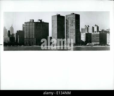 26. Februar 2012 - Giant Of The Skyline: Mies Van Der Rohe: 25 Stockwerke Lake Shore Drive Apartments in Chicago, Illinois, entworfen von Ludwig Mies van der Rohe. Die Lake Shore fahren Wohnungen, in Chicago, Illinois, die weltweit erste Stahl und Glas Wohngebäude, sind zwei schlichte Platten platziert im rechten Winkel zueinander. Stockfoto