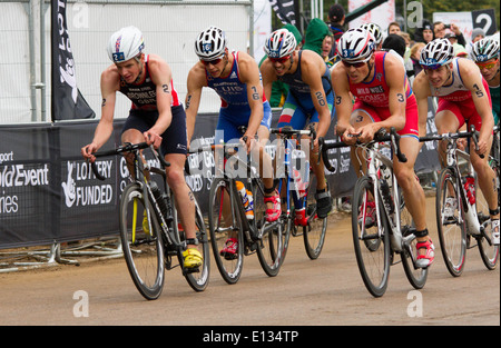 Radfahrer mit Jonny Brownlee und Javier Gomez während der 2013 ITU Triathlon in London stattfand. Stockfoto