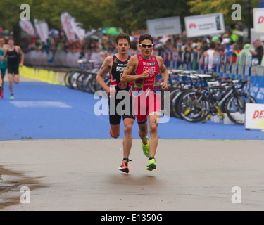 Javier Gomez und Jonny Brownlee während der 2013 ITU Triathlon in London stattfand. Stockfoto