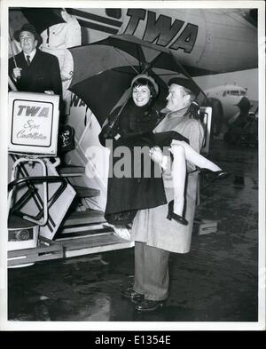 26. Februar 2012 - Idlewild Airport, N.Y., 2 April - Paris-gebundenen Bob Hoffnung bekommt A Barett aus französischen Sängerin Suzanne Bernard, bei seiner Ankunft hier heute Morgen über TWA Botschafter Flug von Lost Angeles. Hoffnung war auf Urlaub nach Paris, später zu beginnen Dreharbeiten zu '' Paris Urlaub '', früher mit dem Titel '' Trouble In Paris Stockfoto