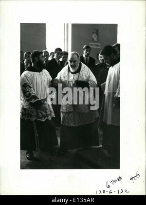 26. Februar 2012 - San Giovanni Rotomno - Padre Pio da Pictralcina der berühmte Mönch '' Stigmata'' in einigen Bildern eingegangen Aufnahme aus San Giovanni Botondo des Landes in Süditalien wo er lebt und wo er ein religiöses Zentrum bekannt auf der ganzen Welt geschaffen hat. Ist f in diesen Tagen die Nachricht, dass '' White Book'' geschrieben von seinen Anhängern auf dem ONU Urteil vorgelegt wird. Padre Pio erhielt gestern den Besuch der italienischen Meisterschaft - Fuß-Ball-Team von Inter. Stockfoto