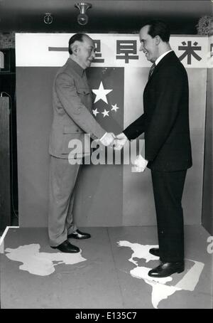 26. Februar 2012 - trifft Mao Nixon in Tokio. Tokyoites sind in der Lage, eine Vorschau der her kommen von Mao Tse-tung und Präsident Nixon in Peking nächstes Jahr auf ein Kaufhaus in Ikebukuro, einem Bezirk von Tokio die Wachsfiguren der Führer von China und den USA hergestellt in England zu einem Preis von 10 Millionen Yen (2.000) angezeigt wird Stockfoto