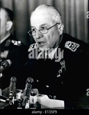 28. Februar 2012 - September 1980 General Avren hält Pressekonferenz. General Evren hatte der türkische Militärjunta die Macht und Leiter des nationalen Sicherheitsrates übernahm während seiner ersten Pressekonferenz gesehen, in dem er die allgemeinen Grundsätze der NSC und seine zukünftigen Projekte bezüglich der neuen Regierung erklärte. Stockfoto