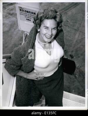 28. Februar 2012 - Idlewild Airport, N.Y. Jan 19: Schwedische Import sonnigen Eskedahl, gewöhnt an das kalte Wetter störte nicht, wie der Rest von uns heute nach ihrer Ankunft über TWA von Chicago zu bündeln. Die hübsche Schauspielerin zurück aus einer kurzen Geschäftsreise in der Windy City. Stockfoto