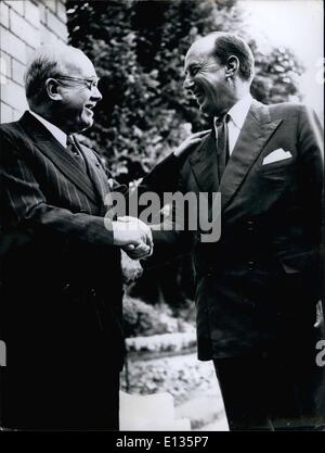 28. Februar 2012 - fotografiert Stevenson in Paris mit Auriol im Elysée-Palast heute Morgen. Nach seinem kurzen Aufenthalt in Paris. Mr. Stevenson wird auf seinem Weg zurück in die USA für London verlassen. Stockfoto