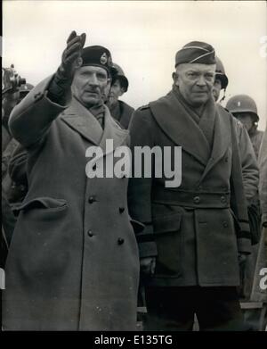 28. Februar 2012 - General D. Eisenhower für Lager: Phot zeigt General Eisenhower mit General Montgomery in Frankreich während des zweiten Weltkriegs. Stockfoto