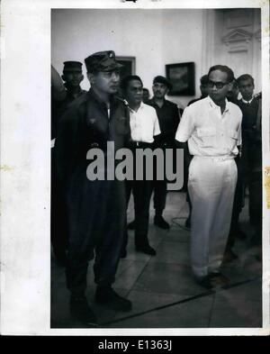 28. Februar 2012 - Maj Gen Suharto (links im Armee uniform) im Istana Palace, Djakarta Indonesien, 14. Oktober 1965 als Präsident Sukarno Stabschef der Armee ernannt. Suharto ersetzt Lt. Gen Achmad Yani, der von den Kommunisten während der Okt. 1 abgebrochen Coup getötet wurde. In weiß, auf der rechten Seite ist Dr. Subandario, 1. stellvertretender Minister. Ein historisches Bild zeigt die beiden Antagonisten zusammen (möglicherweise zum letzten Mal) mit Suhato zeigt ruhig und Auflösung, während Subandario Misstrauen und Unsicherheit zeigt. Stockfoto