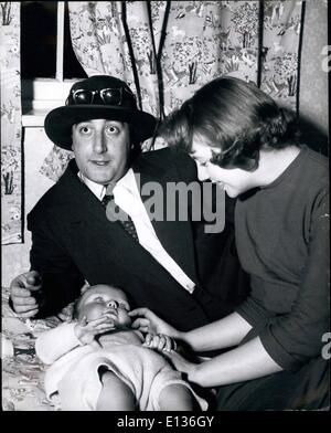 28. Februar 2012 - auch zu Hause Peter Sellers kann nicht widerstehen, Clownerie: Michael Peter mit Frau Anne und Baby übt sich eines seiner vielen Charakterisierungen. Stockfoto