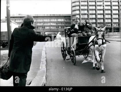 28. Februar 2012 - drehen Italiener Sparmaßnahmen in neuen Karneval. Mailand, Sonntag, 2. Dezember 1973 = erster Tag der Sparmaßnahmen auch in Italien. Alle Straßen sind leer, Verkehr zum Stillstand mit Ausnahme von ein paar Taxis, rotes Kreuz Rettungswagen Autos und Polizeiautos gekommen. Mailand-Bürger sind aber nicht abgeschreckt. Rollschuhe, Pferde und Fahrräder sind genug, um ihren Geist hoch zu halten. Das Foto zeigt die neue Mailand '' Pferd-Stop''. Es ist viel mehr Menschen als das verdammte '' Auto Stop " Stockfoto