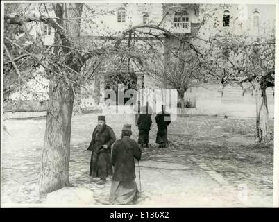 28. Februar 2012 - militanten Mönchen auf dem Berg Athos: In the Esphigmenou Kloster auf dem Berg Athos im Norden von Griechenland, 40 Morks weigern sich, Einhaltung der Entscheidung der Oscumenical orthodoxen Patrierch in Konstantinopel. Diese Mönche sind weiß, der Rebellous Kern der '' Zelots'', die eine extreme Traditionalismus stick. Eigentlich alles begann im Jahre 1924, als die autonome griechisch-orthodoxe Kirche beschlossen, den gregorianischen Kalender, wie der Rest des christlichen Abendlandes entsprechen und verlassen den Julianischen Kalender Stockfoto