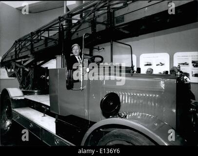 28. Februar 2012 - besuchte BUNDESKANZLER OF WEST-Deutschland HELMUT SCHMIDT die MOTOR-Fahrzeug-Fabrik Mann IN München/WEST-Deutschland, zu ein offizieller Besuch kam, Bundeskanzler Helmut Schmidt letzte Woche auf München/BRD Kfz-Fabrik man Er beteiligte sich bei einem Workshop Treffen von 2000 Mann-Arbeiter. Nach seiner Ansprache beantwortete Helmut Schmidt Fragen des Personals. Während seines Besuchs stattete der Bundeskanzler der Bundesrepublik Deutschland einen Besuch zum Lehrling-Abschnitt des Menschen wo bot ihm ein junger Lehrling mit dem Namen Helmut Schmidt eine Self-made Tool-box Stockfoto