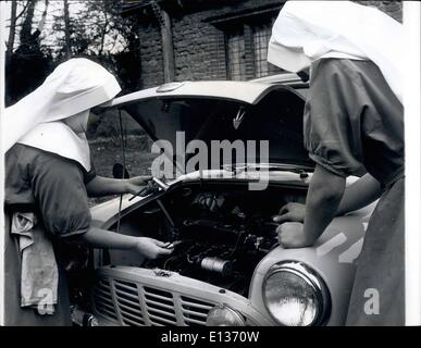 28. Februar 2012 - mechanisch aufgeschlossen Nonnen: Nonnen sind in der Regel glückliche Menschen, ihr Leben fließt sanft und friedlich und die Nonnen des Klosters Ladywell, Godalming, Surrey sind keine Ausnahme. Vielleicht diese Franziskaner Nonnen das herkömmliche Bild der Nonne nicht entspricht, soweit sie mechanisch aufgeschlossen sind bis zu einem Grad, der auch den Neid vieler möglicherweise ein Laie. Die Nonnen im Kloster Ladywell glaube nicht träumen ihr Leben entfernt, sie gerne aktiv sein. Sie sind in der Tat große Baumeister: sie bauten ihre eigenen Druckereien, ihren eigenen Bauernhof mit Milch-, Scheunen und Stallungen Stockfoto