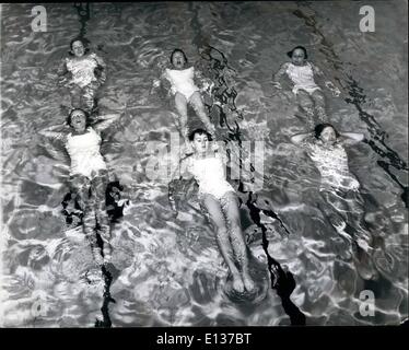 29. Februar 2012 - Wasserratten Training für die Balet: Sekundenanzeige schwimmen Schulen - Schulen für Wasser-Ballerinas - schon seit Jahrzehnten in anderen Ländern bekannt, aber die Idee hat nie in Großbritannien bis heute gefangen. Die Ideen nach Großbritannien zu bringen kam zu Dawn Zagjak während sie Synchronschwimmen in Hollywood studierte. Die Anfänger sind entweder Nichtschwimmer oder sehr wenig Wissen des Schwimmens. Der Verein setzt sich aus einer gemischten Gruppe von vielfältigen Fähigkeiten und Alter - der jüngste sind sieben-jährigen - Betrieb der Schwimmbäder Seymour Hall in London Stockfoto