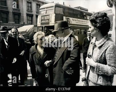 29. Februar 2012 - Charlie Chaplin in der Old Kent Road Charlie Chaplin fertigen schießen sein neues Bild '' A Countess from Hong Kong'' gestern - und tat dies nur einen kurzen Weg vom Platz in Southwark, London, wo er vor 77 Jahren geboren wurde. Die letzten Szenen waren in einem Lagerhaus in der Old Kent Road, nur zwei Drehungen aus dem Chaplin-Geburtshaus in East Street. Herr Chaplin die Straße nicht besucht hat - er hat es bereits getan, also - allein. Foto zeigt: 71 Jahre alte Frau Lucy Leach, der ihr ganzes Leben in Old Kent Road gelebt hat, hält Charlie Chaplin für einen Schuss gestern. Rechts ist Chaplins Frau Oona. Stockfoto