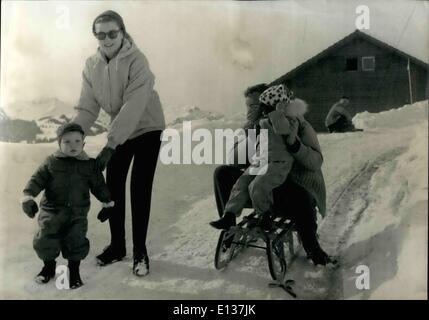 29. Februar 2012 - Monaco Königspaar und Kinder in Gstaad. Fürst Rainier und Prinzessin Grace sind jetzt ihren Winterurlaub zusammen mit ihren zwei Kindern, Prinzessin Caroline und Prinz Albert, Gstaad, der berühmte Schweizer Wintersportort verbringen. OPS: Die vier auf Schlitten. Februar 25/60 Stockfoto