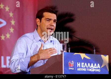 Thessaloniki, Griechenland 21. Mai 2014. Alexis Tsipras, Griechenlands Oppositionsführer Partei Syriza und Kandidat für die Präsidentschaft der Europäischen Kommission statt einer großen Kundgebung in Thessaloniki, Griechenlands zweitgrößte Stadt. Syriza führt auf die Umfragen und wird voraussichtlich am Sonntag gewinnen.  Bildnachweis: Orhan TsolakAlamy Live-Nachrichten Stockfoto