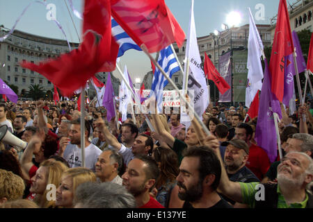 Thessaloniki, Griechenland 21. Mai 2014.  Alexis Tsipras, Griechenlands Oppositionsführer Partei Syriza und Kandidat für die Präsidentschaft der Europäischen Kommission statt einer großen Kundgebung in Thessaloniki, Griechenlands zweitgrößte Stadt. Syriza führt auf die Umfragen und wird voraussichtlich am Sonntag gewinnen.  Bildnachweis: Orhan TsolakAlamy Live-Nachrichten Stockfoto