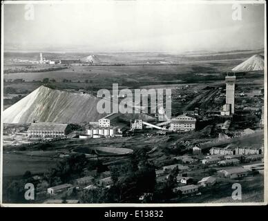 29. Februar 2012 - Gold Mines OF South Africa: Panoramablick auf eine moderne Goldbergbau-Komplex auf dem West Rand, etwa 40 Meilen von Johannesburg. Das Bild zeigt moderne Beton Kopfbedeckungen, Rock-Dumps, eine Verringerung der Pflanze und im Vordergrund ein Tribal dance Arena für Bantu-Mitarbeiter. Häuser für Bantu-Mitarbeiter sind ebenfalls im Vordergrund. Stockfoto