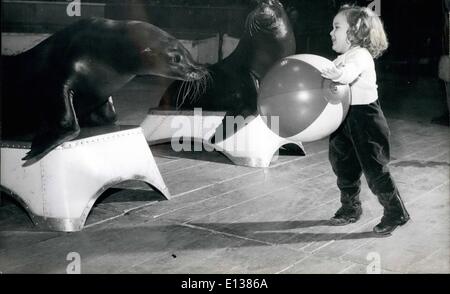 29. Februar 2012 - ist wenig Bertha nie an einem Verlust für jeden Ball mit ihr, Seelöwen spielen Roland und Leo sind immer bereit, in einem Spiel mit ihr beizutreten. Stockfoto